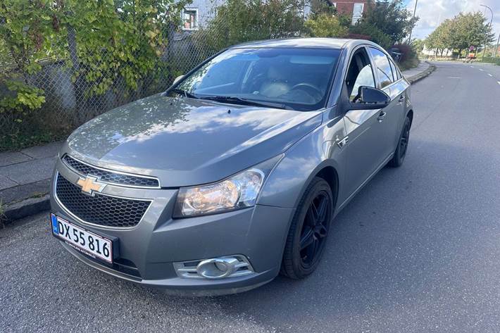 Grøn Chevrolet Cruze fra 2010 set udefra