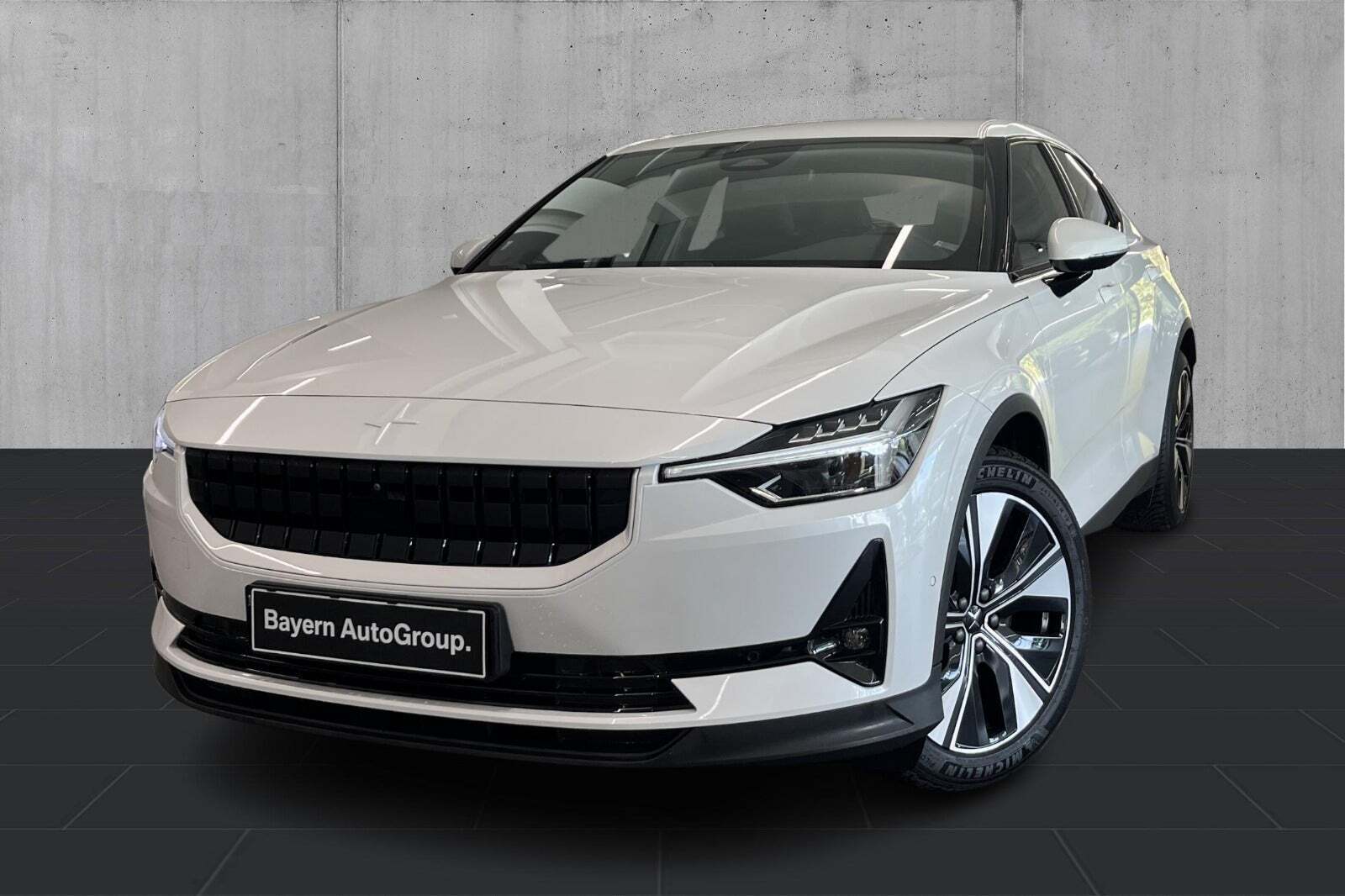 Hvid Polestar 2 fra 2024 set udefra