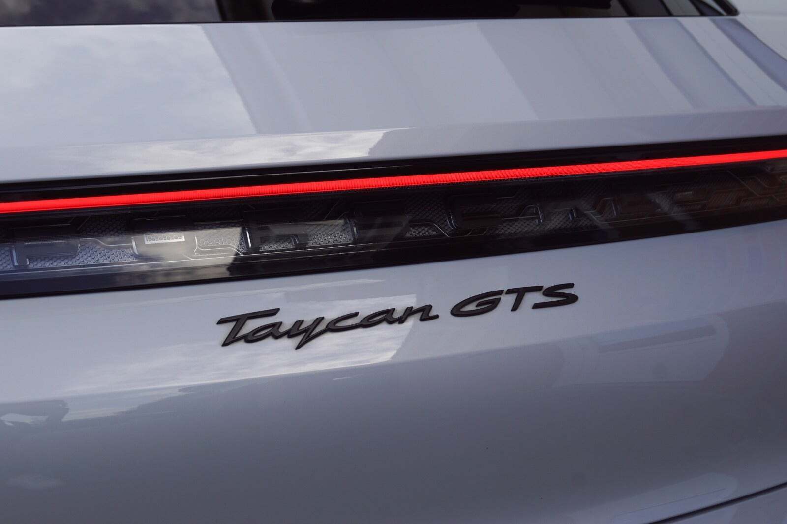Grå Porsche Taycan GTS fra 2022
