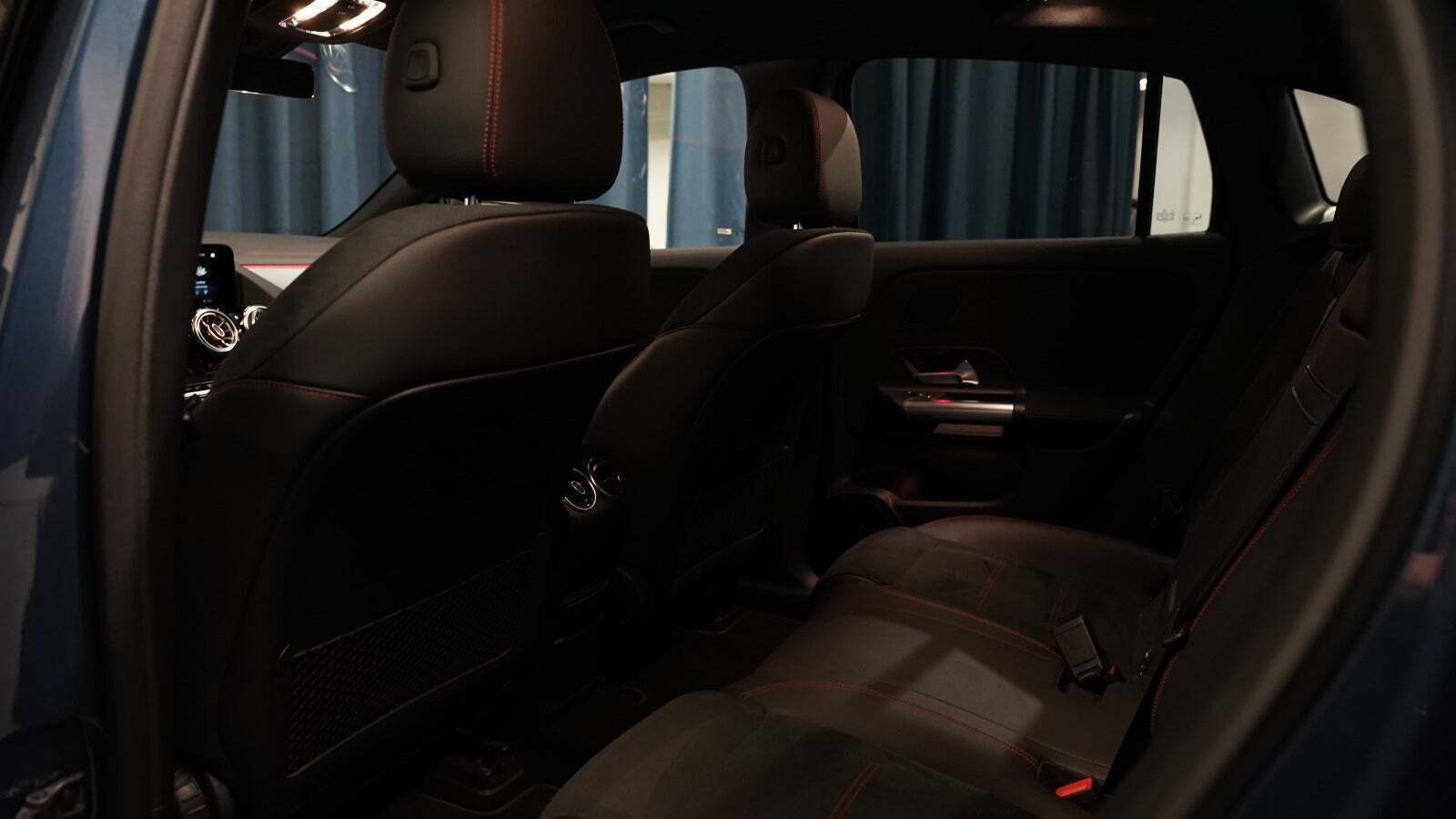 Blå Mercedes EQA250+ fra 2023