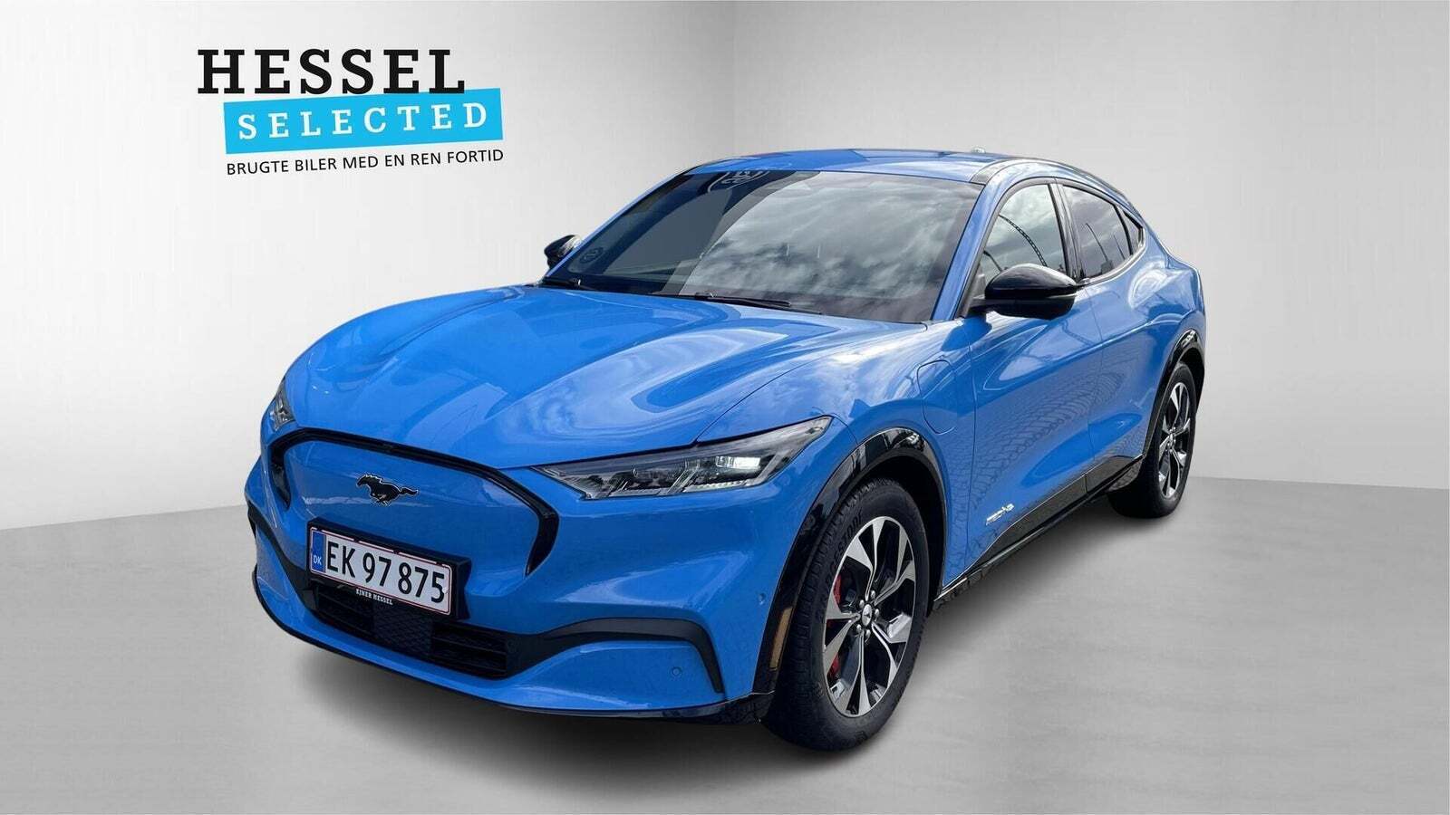 Blå Ford Mustang Mach-E fra 2023 set udefra