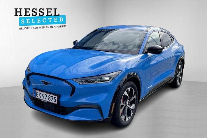 Blå Ford Mustang Mach-E fra 2023 set udefra