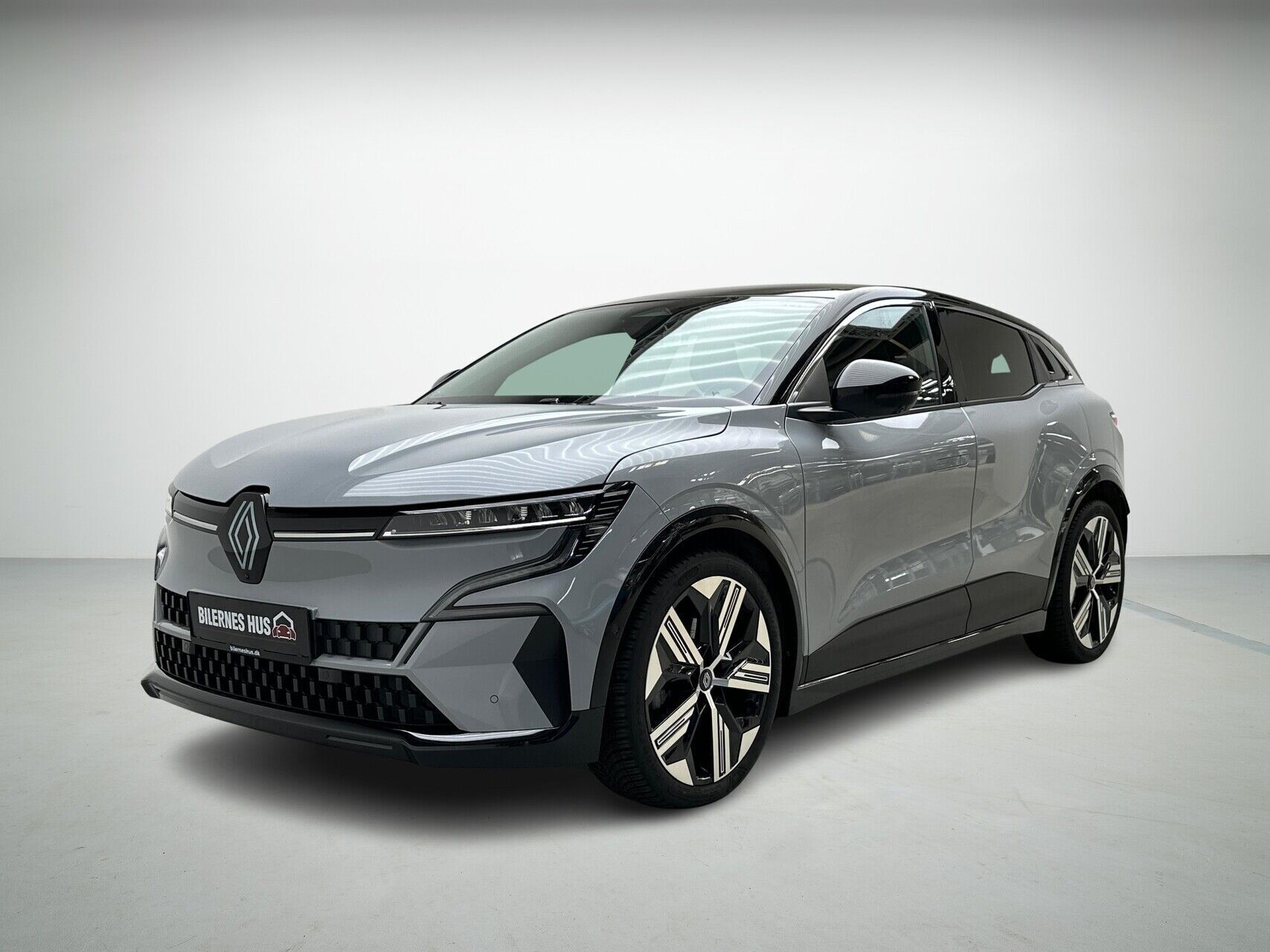 Grå Renault Mégane fra 2022 set udefra