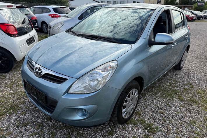 Blå Hyundai i20 fra 2011 set udefra