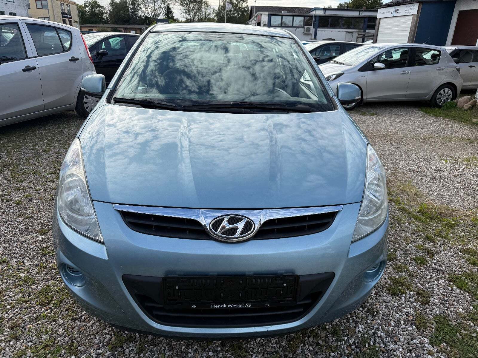 Blå Hyundai i20 fra 2011