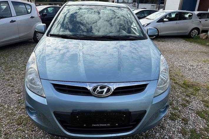 Blå Hyundai i20 fra 2011