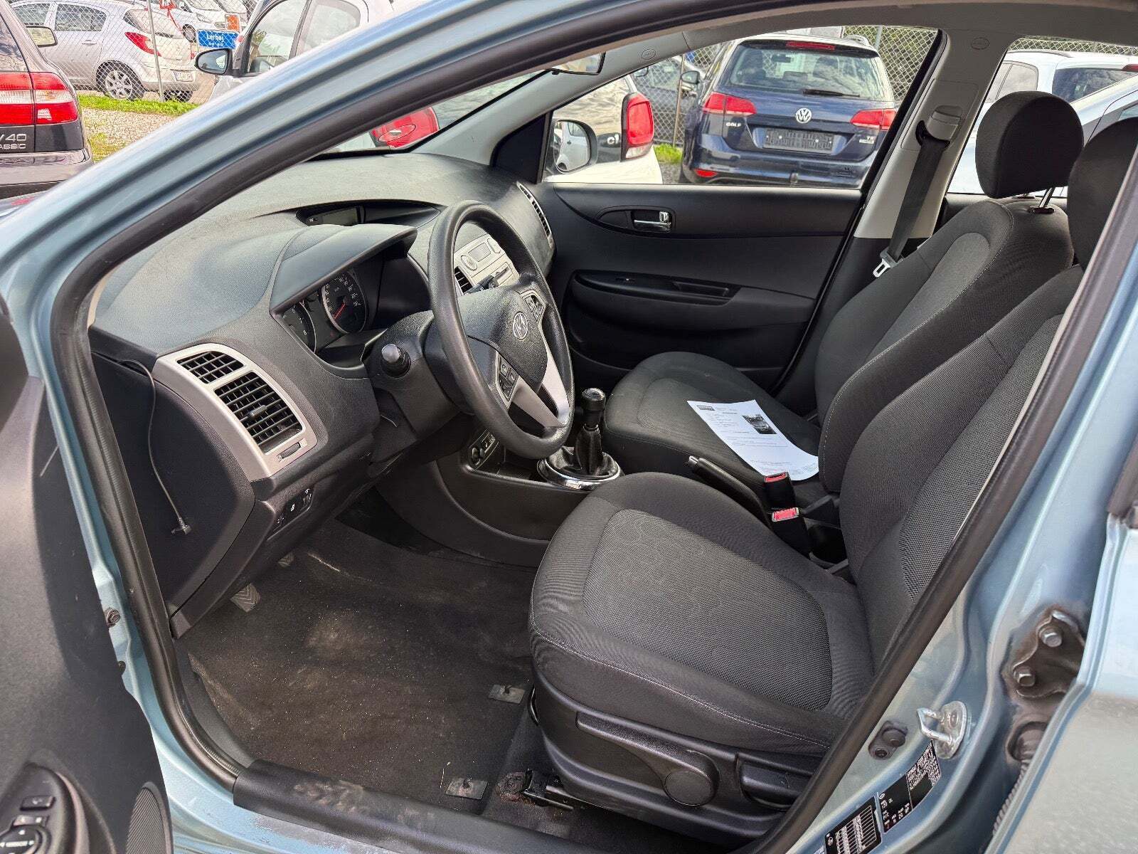 Blå Hyundai i20 fra 2011