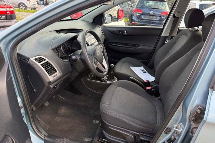 Blå Hyundai i20 fra 2011
