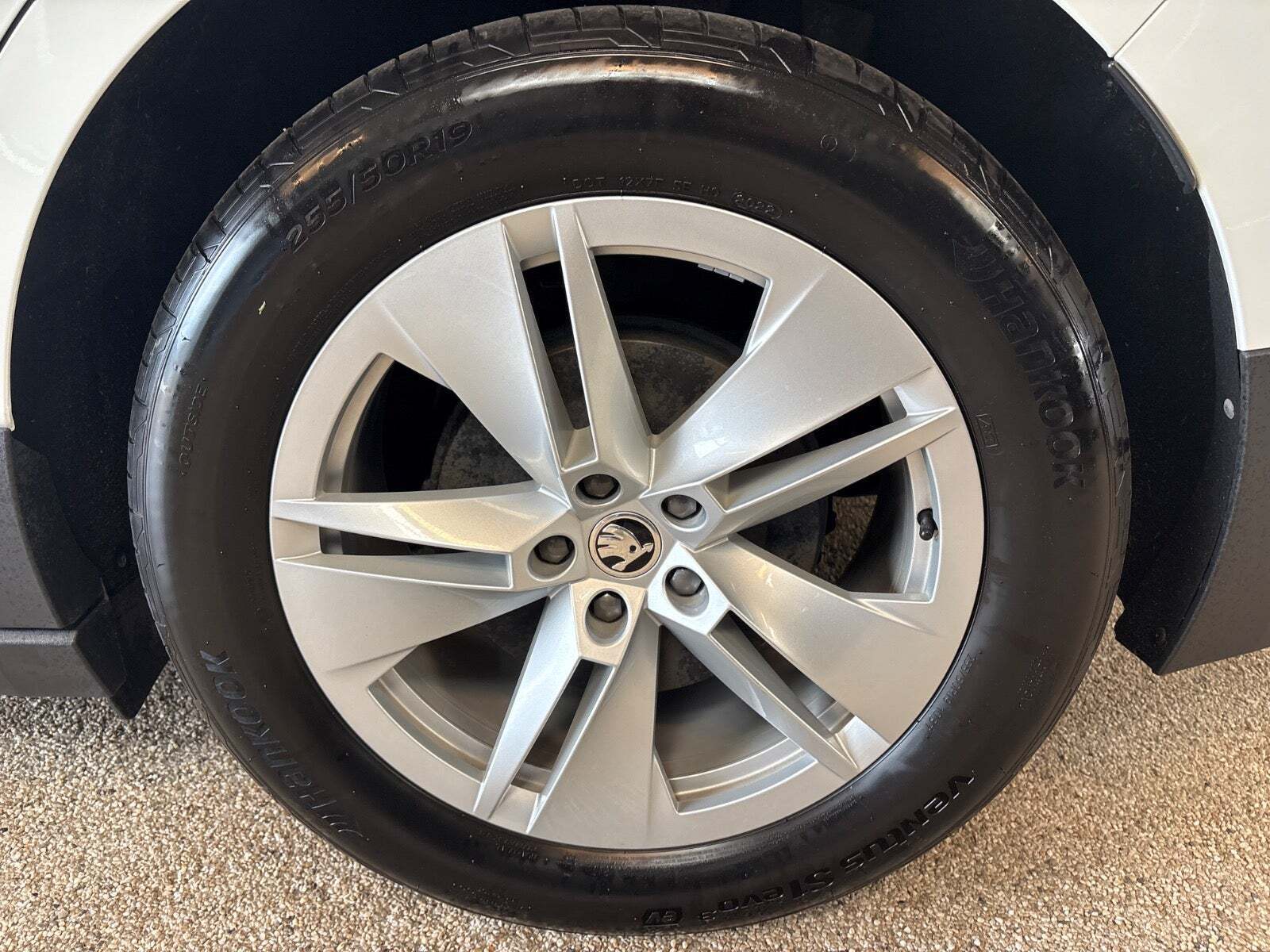 Hvid Skoda Enyaq fra 2022