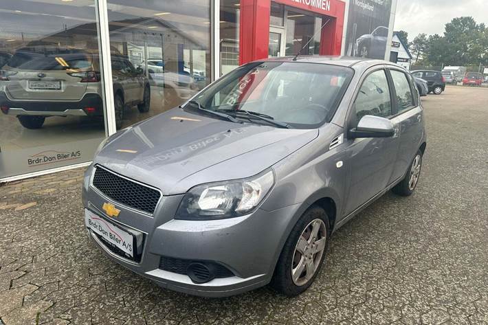 Grå Chevrolet Aveo fra 2011 set udefra