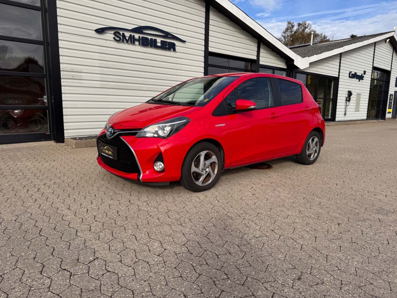 Rød Toyota Yaris fra 2015 set udefra