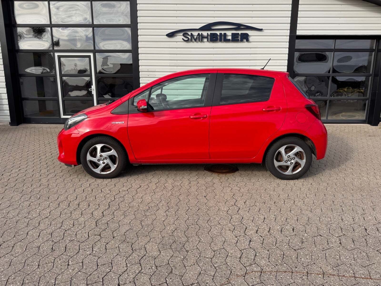 Rød Toyota Yaris fra 2015