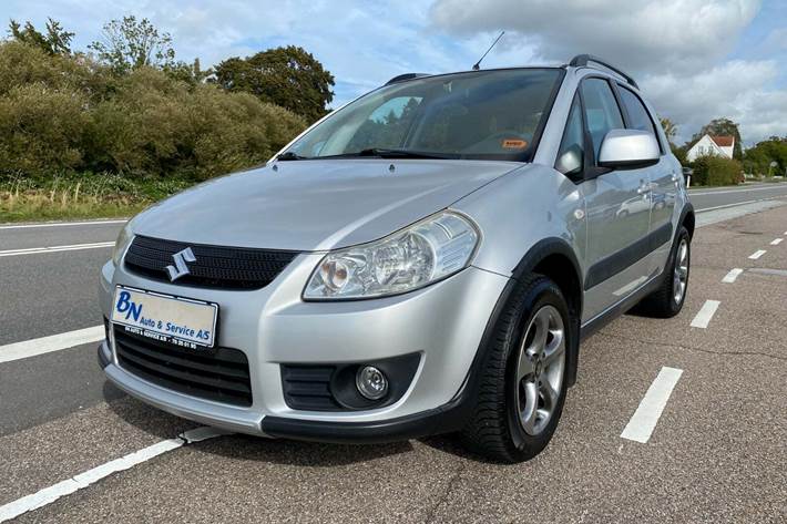 Sølv Suzuki SX4 fra 2008 set udefra