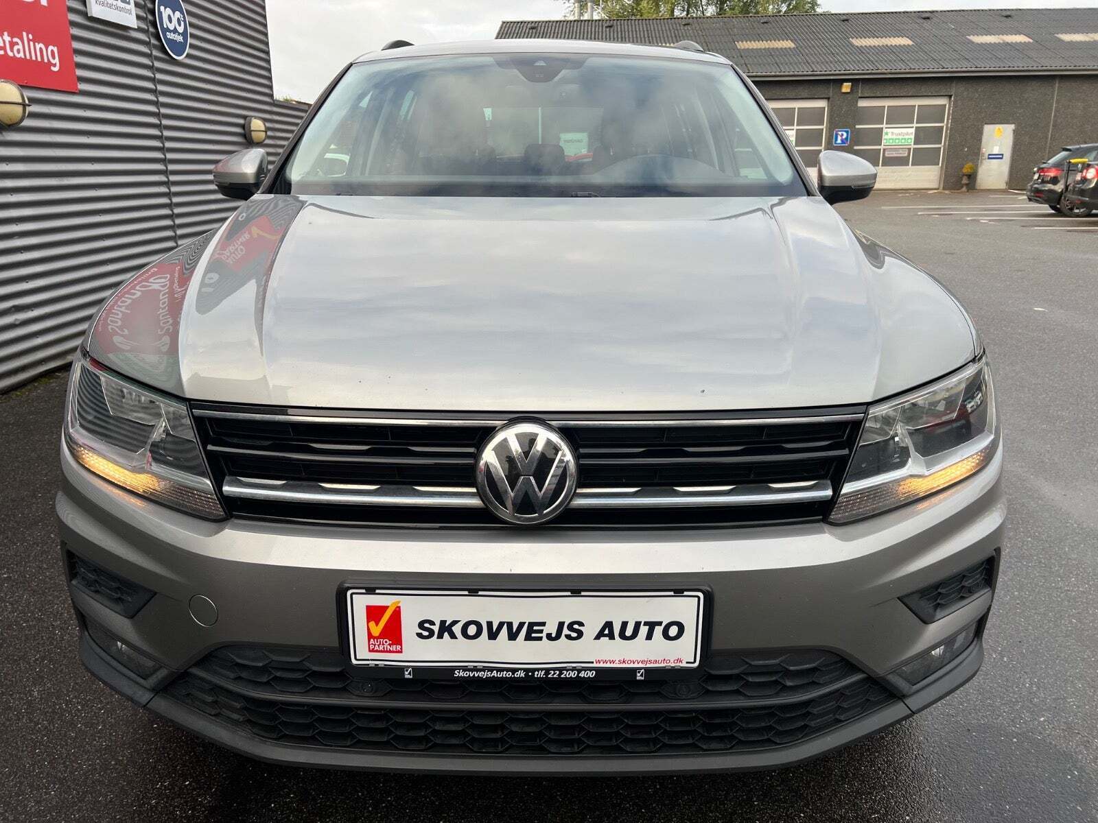 Grå VW Tiguan fra 2018 set udefra