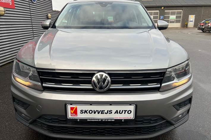 Grå VW Tiguan fra 2018 set udefra