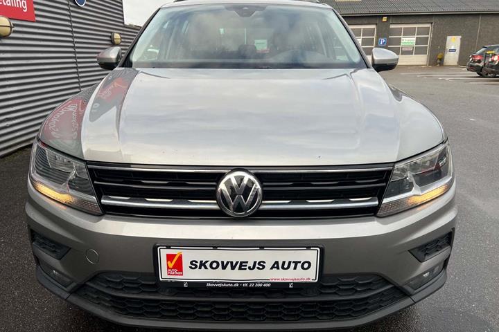 Grå VW Tiguan fra 2018 set udefra
