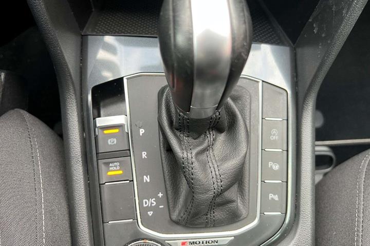 Grå VW Tiguan fra 2018