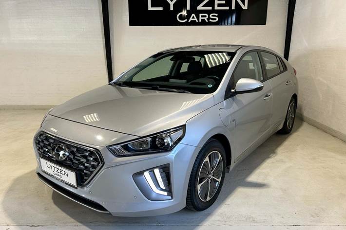 Sølv Hyundai Ioniq fra 2020 set udefra