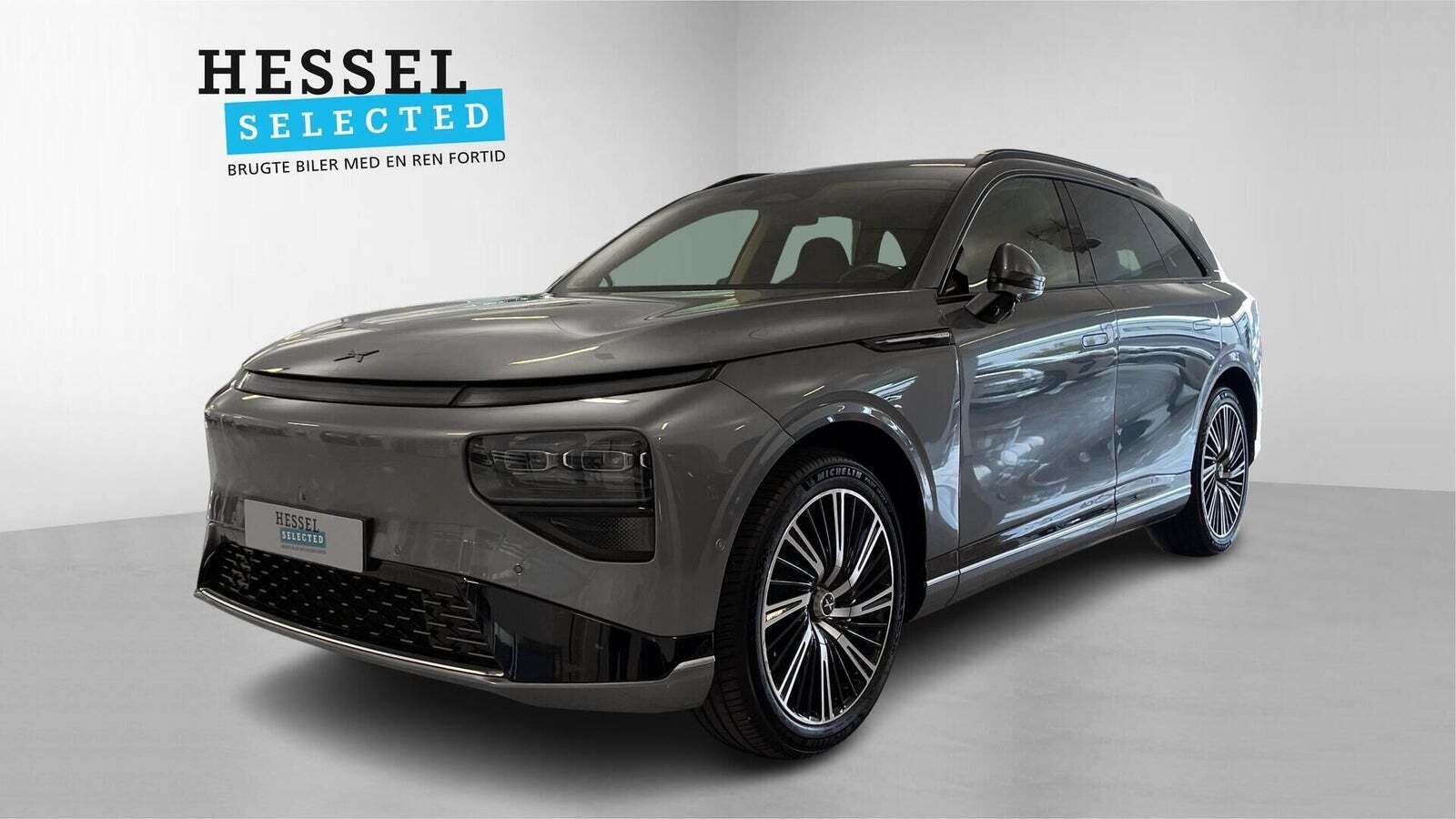 Grå Xpeng G9 fra 2023 set udefra