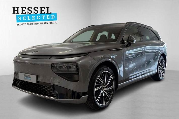 Grå Xpeng G9 fra 2023 set udefra