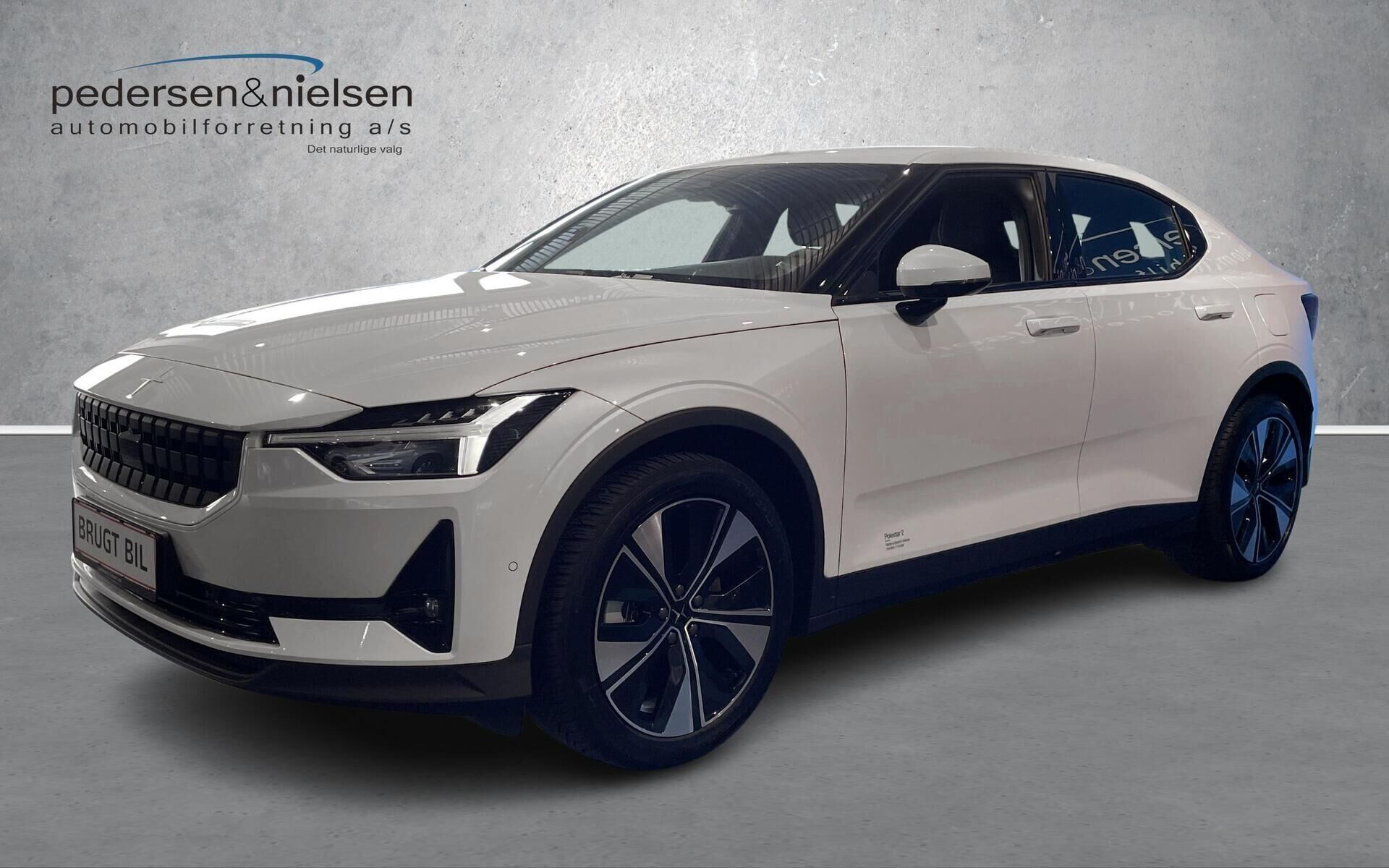 Hvid Polestar 2 fra 2024 set udefra
