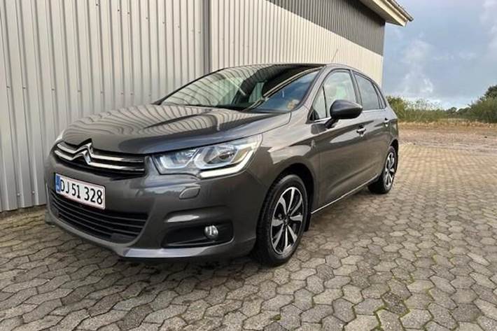 Grå Citroën C4 fra 2018 set udefra