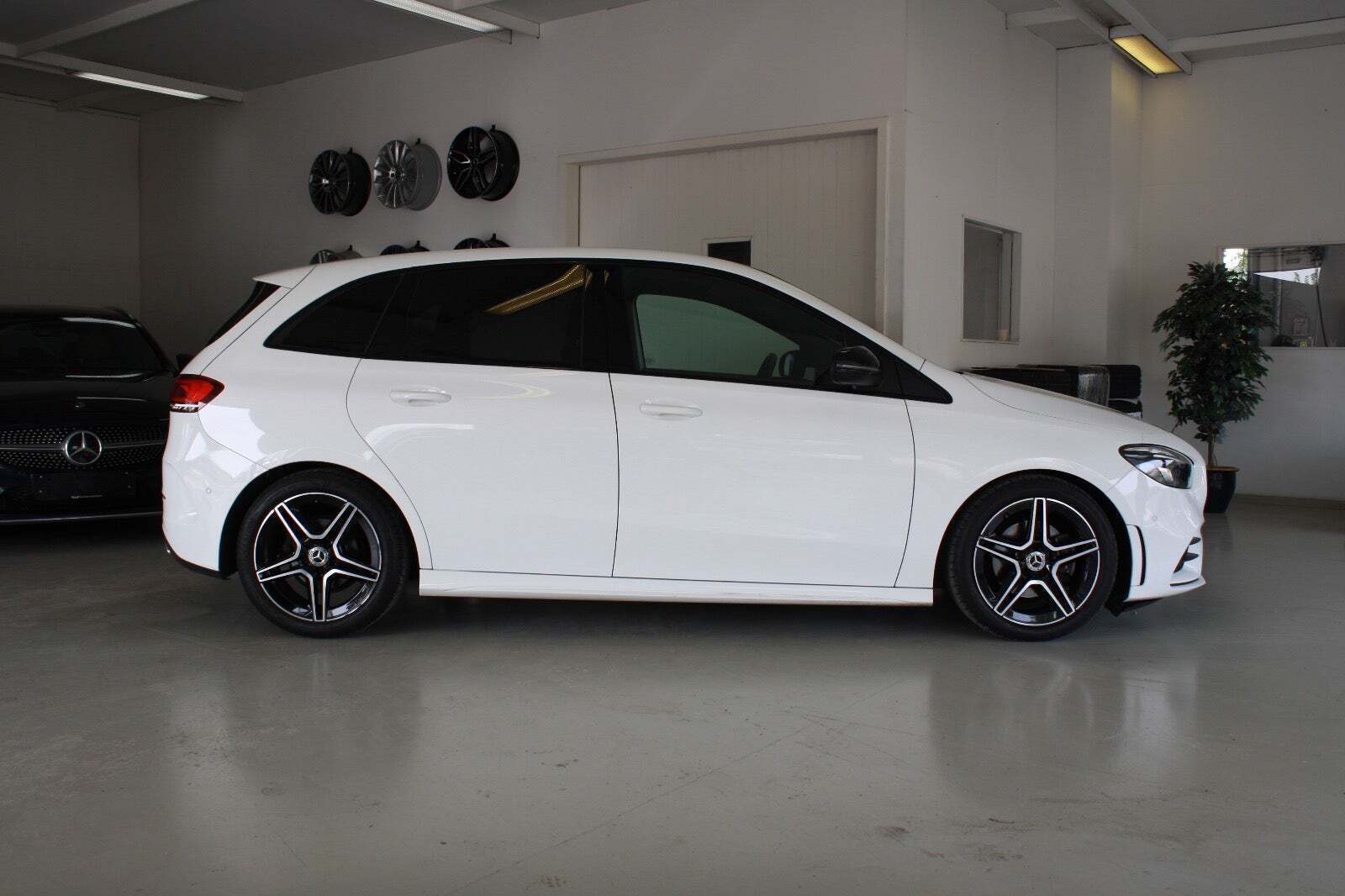 Hvid Mercedes B200 d fra 2020