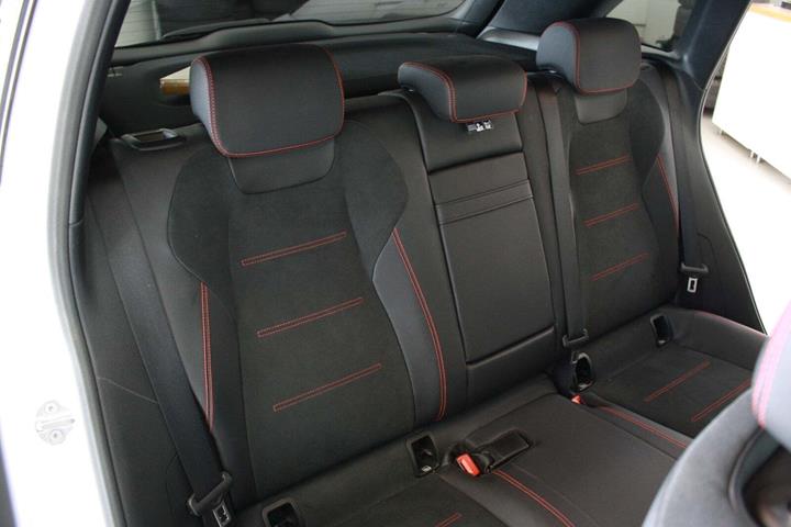 Hvid Mercedes B200 d fra 2020