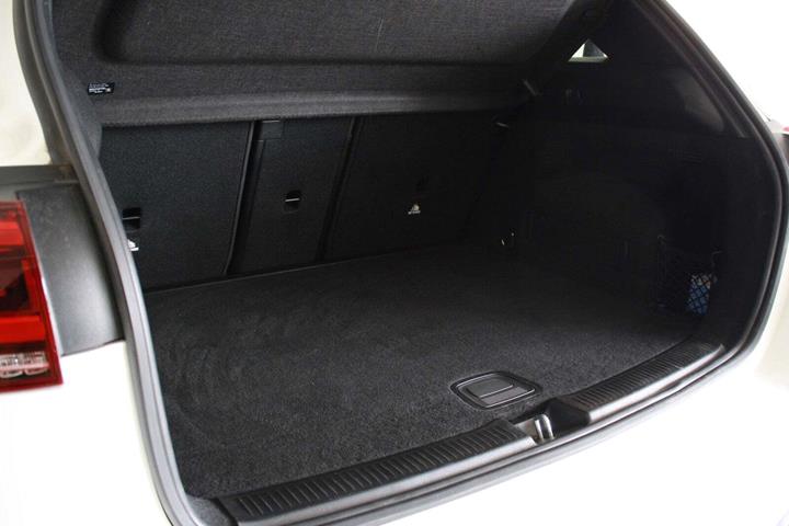 Hvid Mercedes B200 d fra 2020