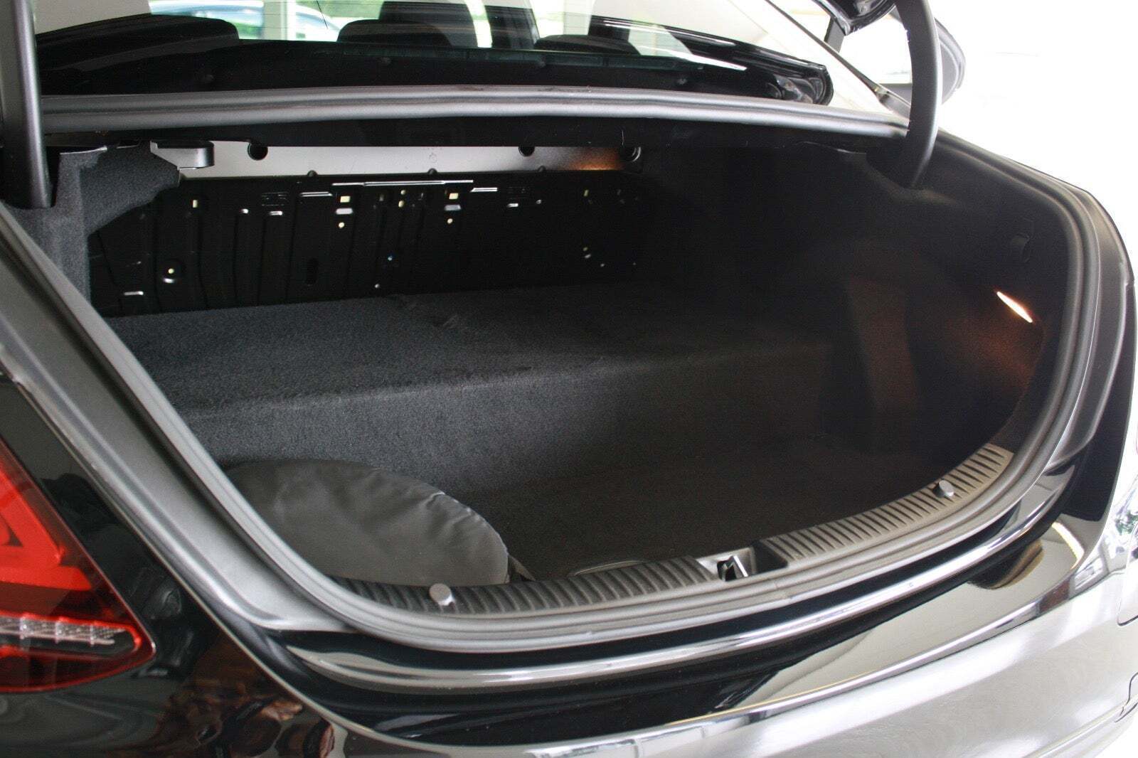 Sort Mercedes C300 de fra 2019