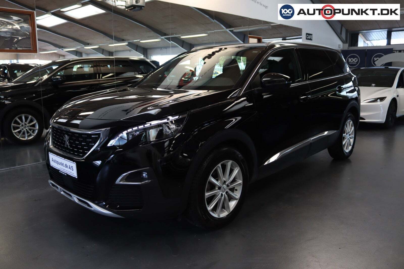 Sort Peugeot 5008 fra 2020 set udefra