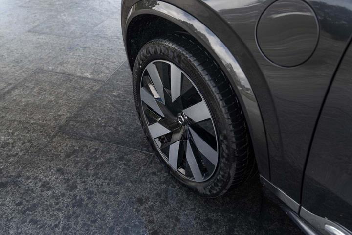 Grå Volvo XC90 fra 2024