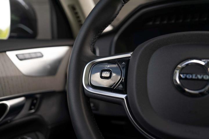 Grå Volvo XC90 fra 2024