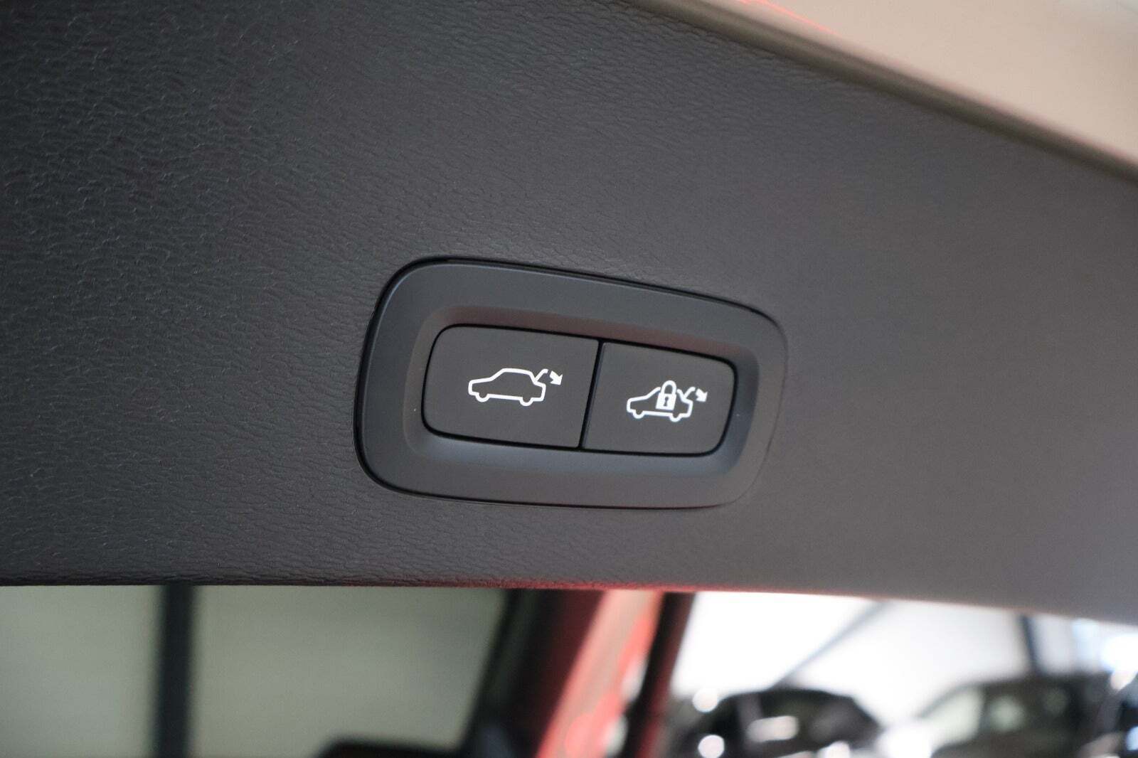 Beige Volvo EC40 fra 2024