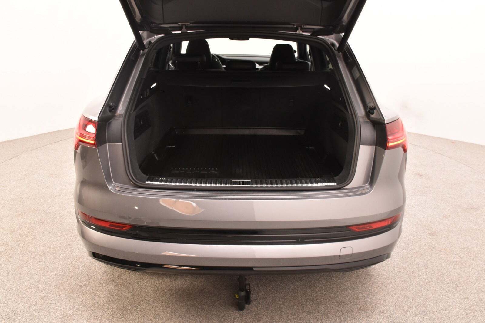 Grå Audi e-tron fra 2019