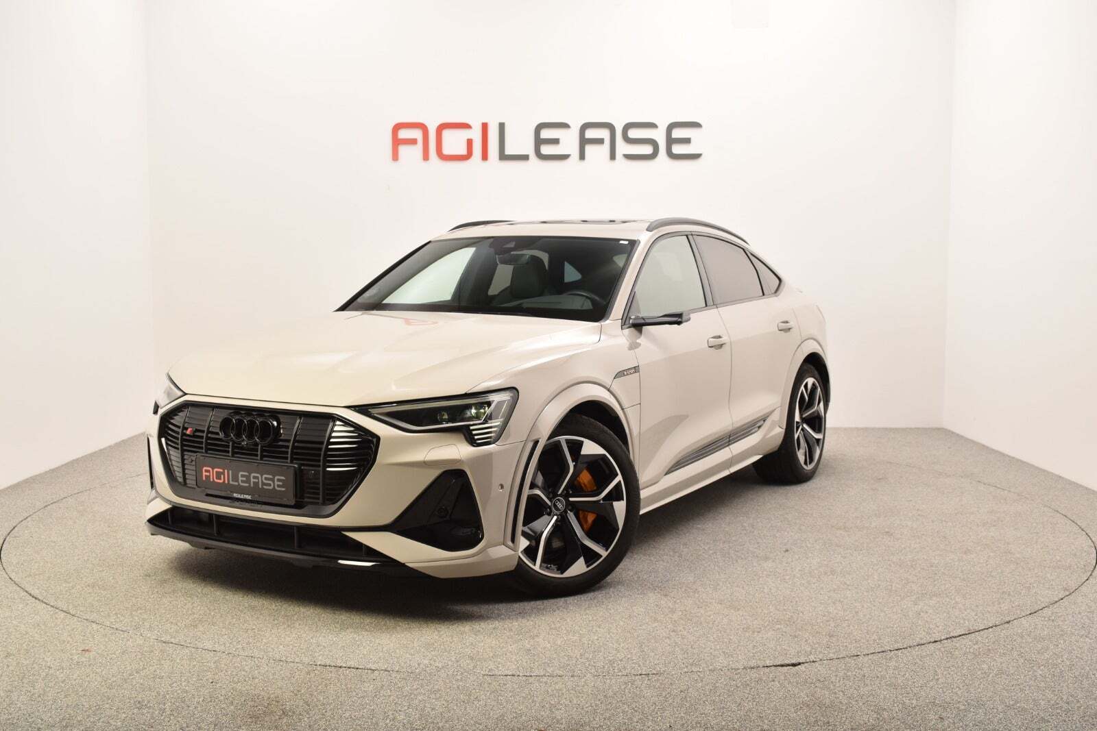 Beige Audi e-tron S fra 2021 set udefra