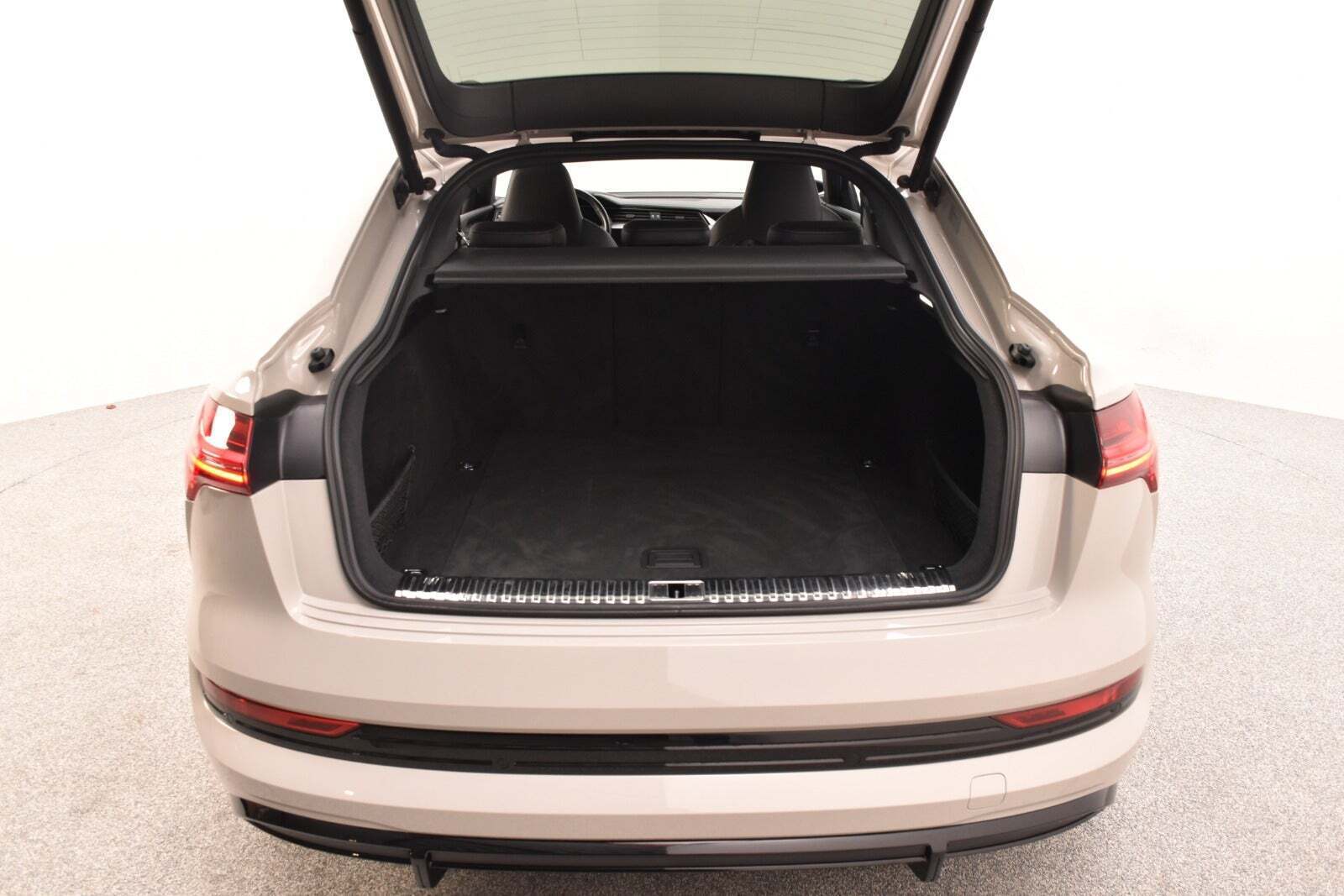 Beige Audi e-tron S fra 2021