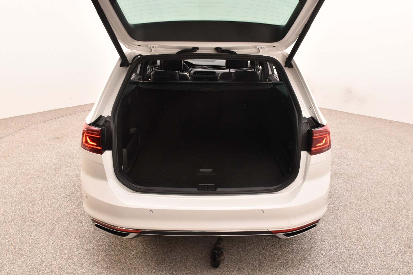 Hvid VW Passat fra 2020