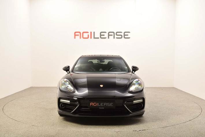 Sort Porsche Panamera Turbo fra 2017