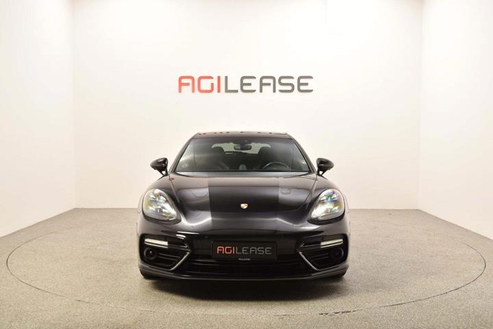 Sort Porsche Panamera Turbo fra 2017