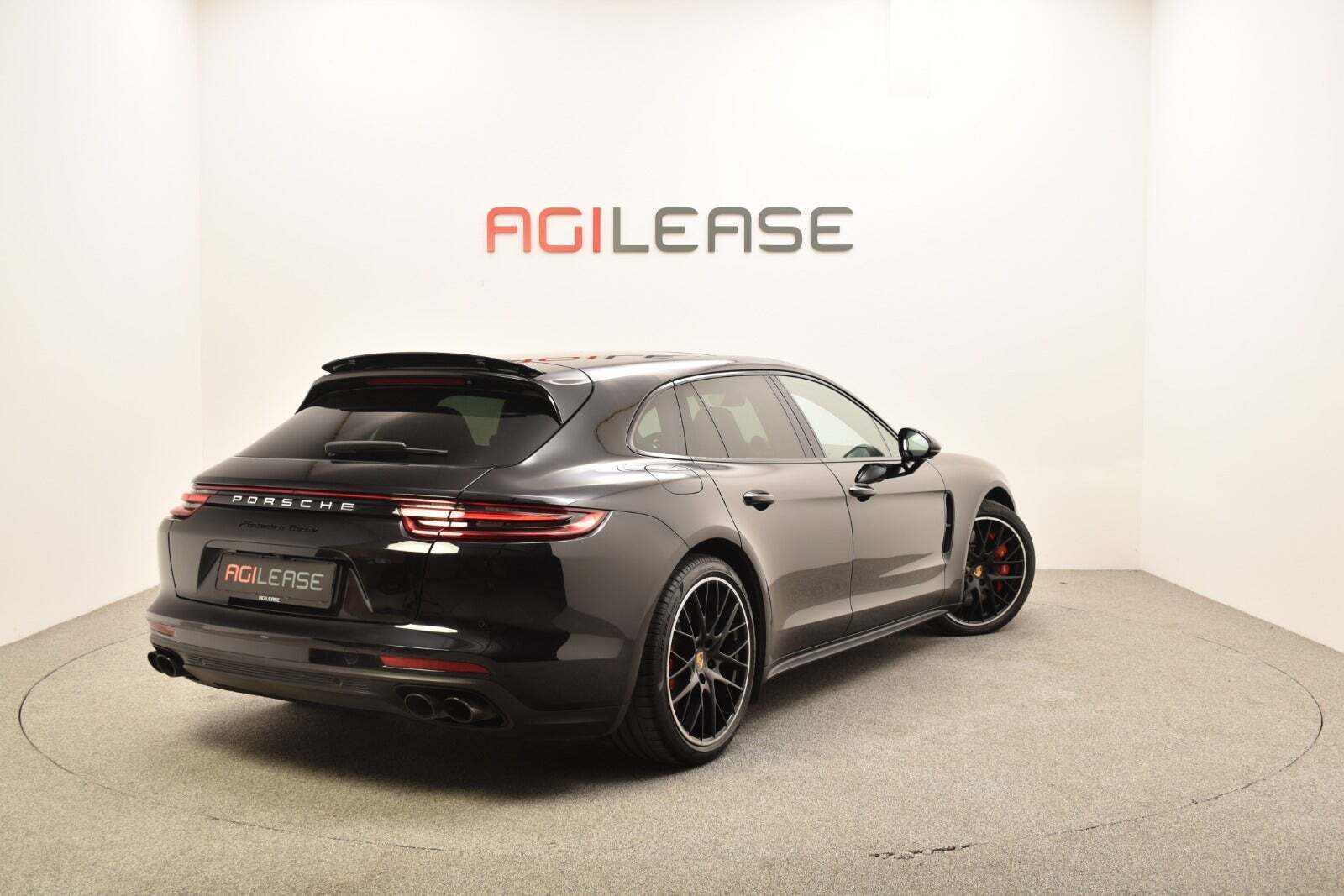 Sort Porsche Panamera Turbo fra 2017