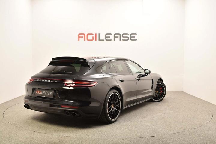 Sort Porsche Panamera Turbo fra 2017