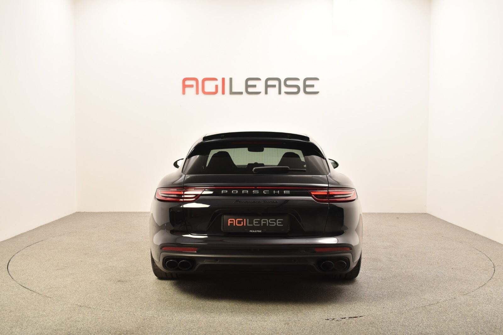 Sort Porsche Panamera Turbo fra 2017