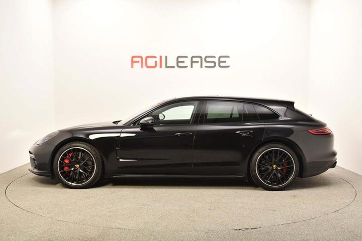 Sort Porsche Panamera Turbo fra 2017