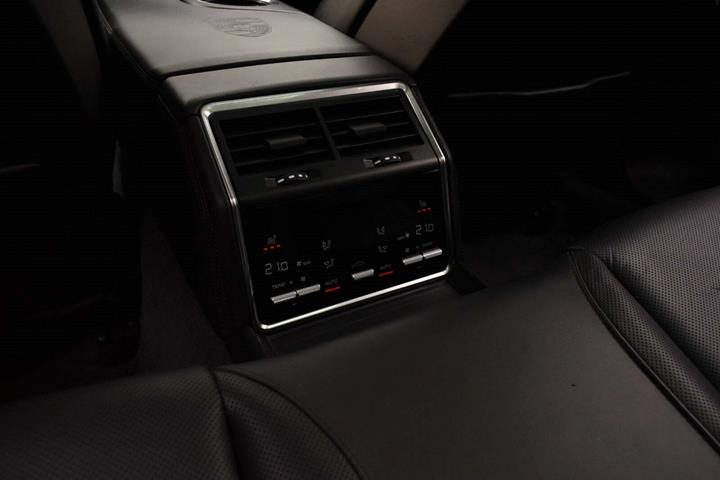 Sort Porsche Panamera Turbo fra 2017