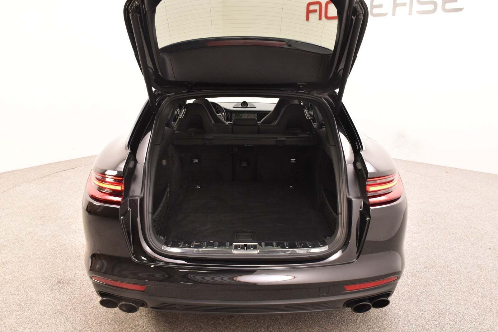 Sort Porsche Panamera Turbo fra 2017