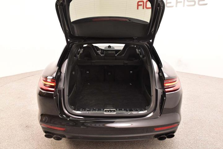 Sort Porsche Panamera Turbo fra 2017