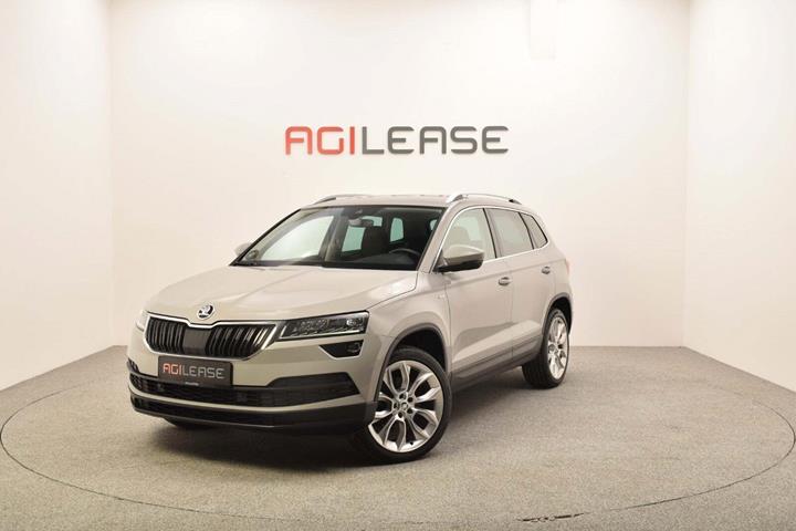 Grå Skoda Karoq fra 2019 set udefra