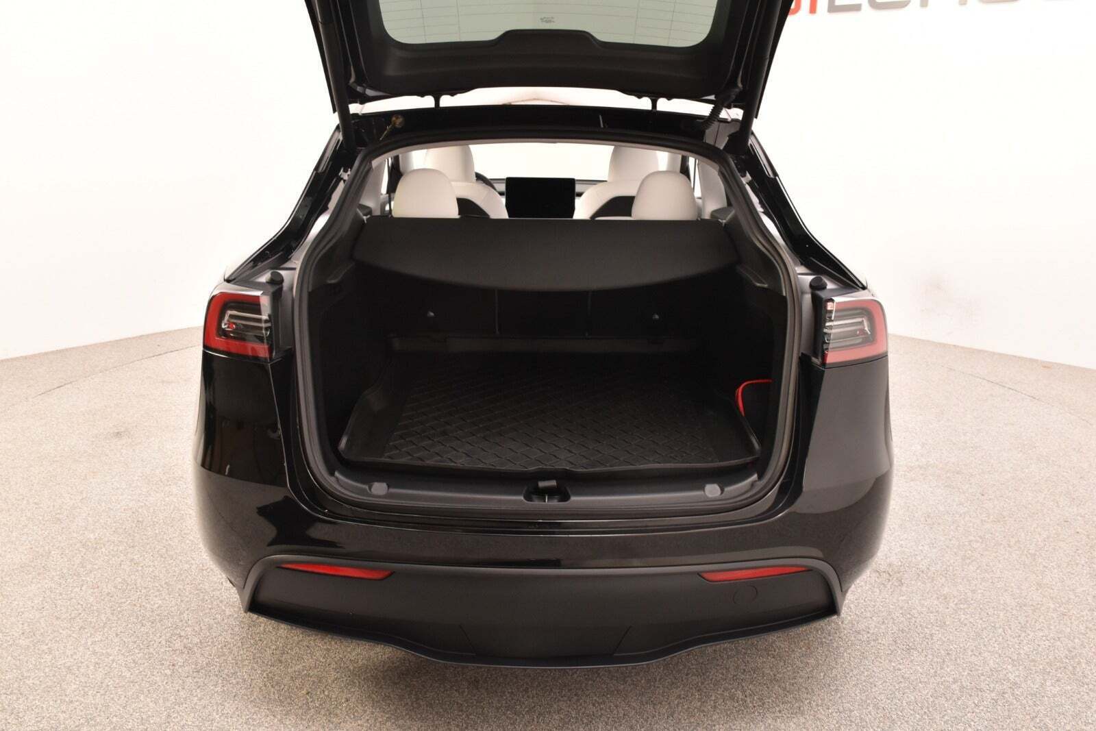 Sort Tesla Model Y fra 2024
