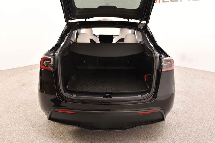 Sort Tesla Model Y fra 2024